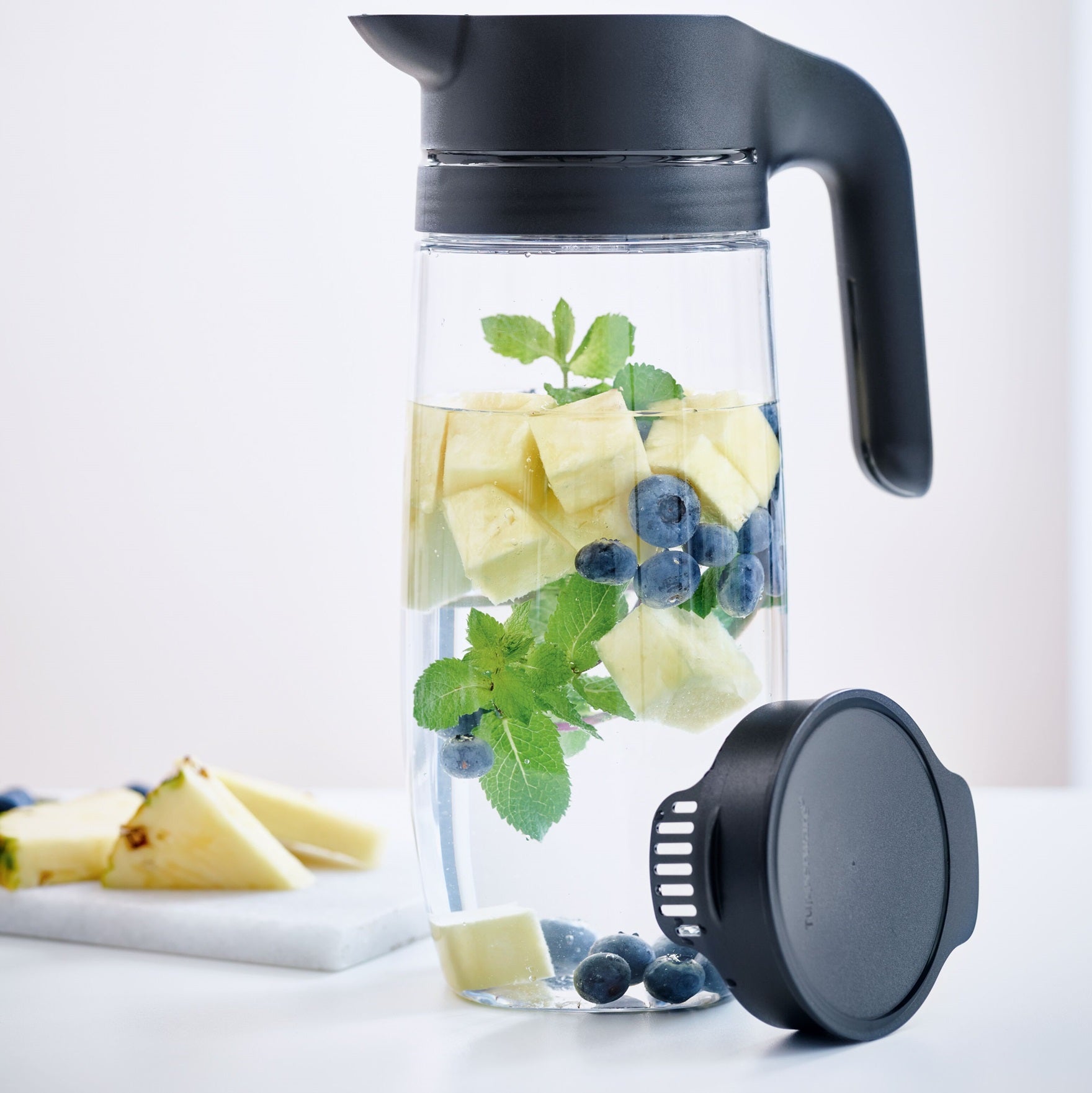 Agua infusionada de piña, arándanos y menta