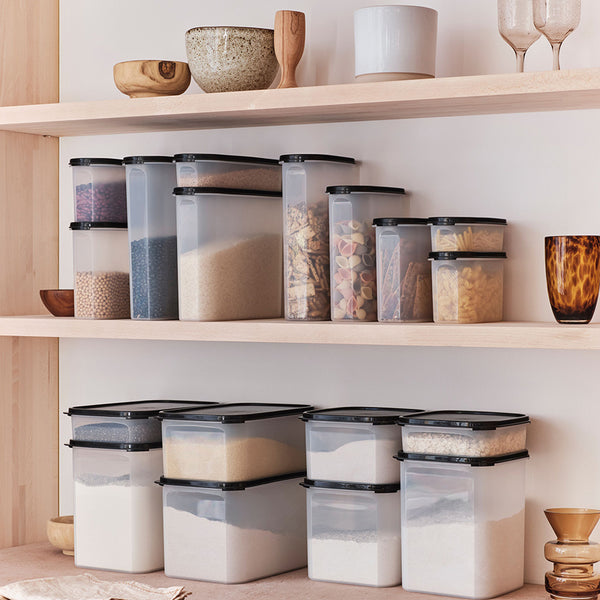 Quattro contenitori Tupperware Modular Mates con coperchi blu